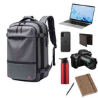 Mochila de Viagem Notebook 17 polegadas Expansível URBANNO cinza, exibindo sua capacidade interna com notebook, câmera, garrafa térmica e outros itens essenciais, ideal para organizar pertences