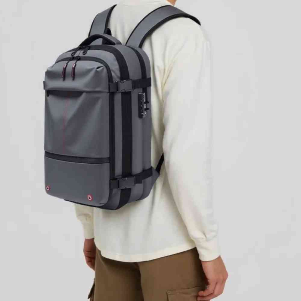 Mochila de Viagem Notebook 17 polegadas Expansível URBANNO cinza, sendo carregada nas costas por um homem, demonstrando ajuste e conforto para uso diário ou viagens