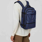 Mochila de Viagem Notebook 17 polegadas Expansível Urbanno azul, homem usando nas costas, demonstrando ajuste confortável para o dia a dia