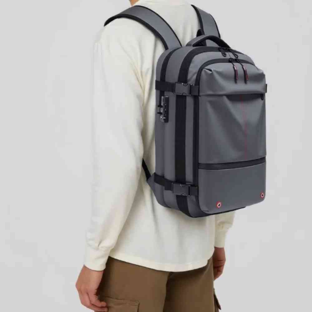 Mochila de Viagem Notebook 17 polegadas Expansível Urbanno cinza, homem usando nas costas, demonstrando ajuste confortável para o dia a dia