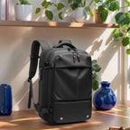Mochila de Viagem Notebook 17 polegadas Expansível Urbanno preta, em ambiente de escritório moderno com plantas e decoração, ideal para o dia a dia profissional