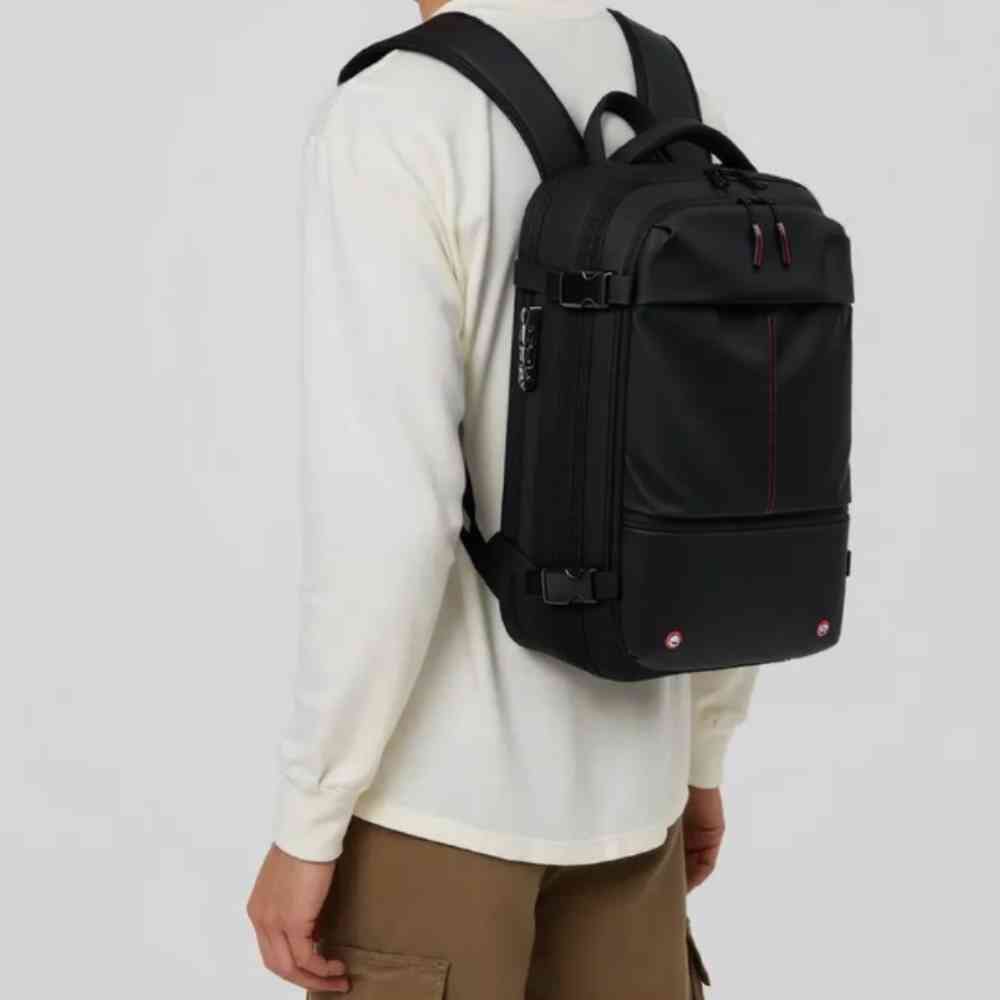 Mochila de Viagem Notebook 17 polegadas Expansível Urbanno preta, homem usando nas costas, demonstrando ajuste confortável para o dia a dia