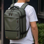 Mochila de Viagem Notebook 17 polegadas Expansível Urbanno verde, homem usando nas costas, demonstrando ajuste confortável para o dia a dia