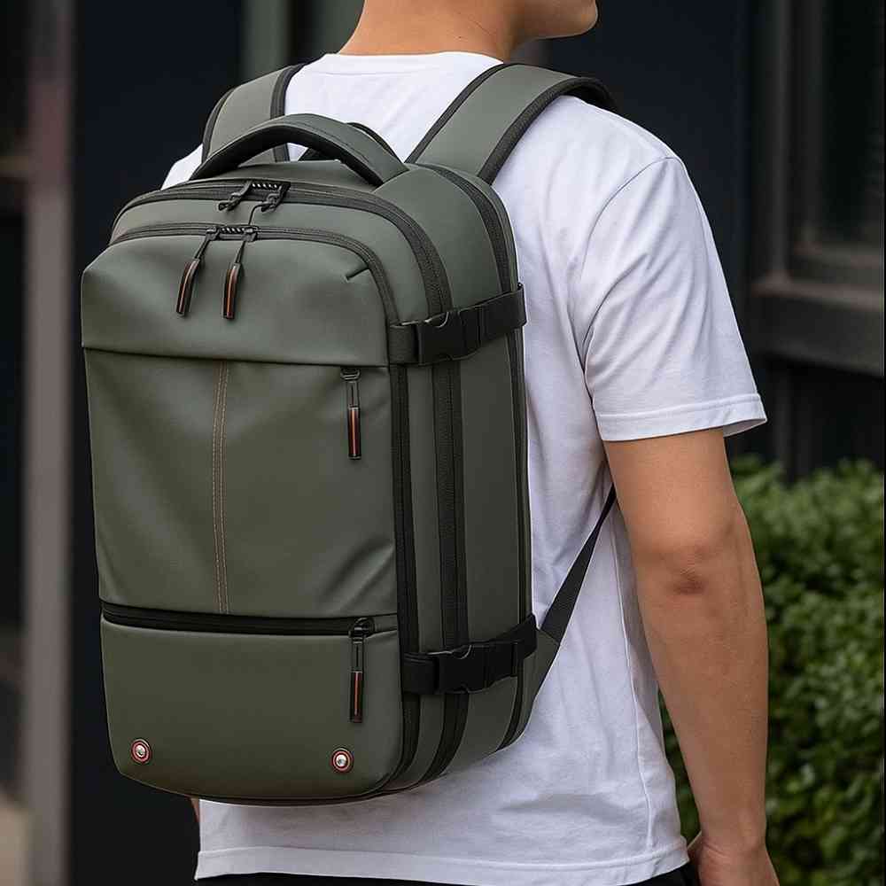 Mochila de Viagem Notebook 17 polegadas Expansível Urbanno verde, homem usando nas costas, demonstrando ajuste confortável para o dia a dia