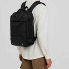 Mochila de Viagem Notebook 17 polegadas Expansível Urbanno preta, homem usando nas costas, demonstrando ajuste confortável para o dia a dia