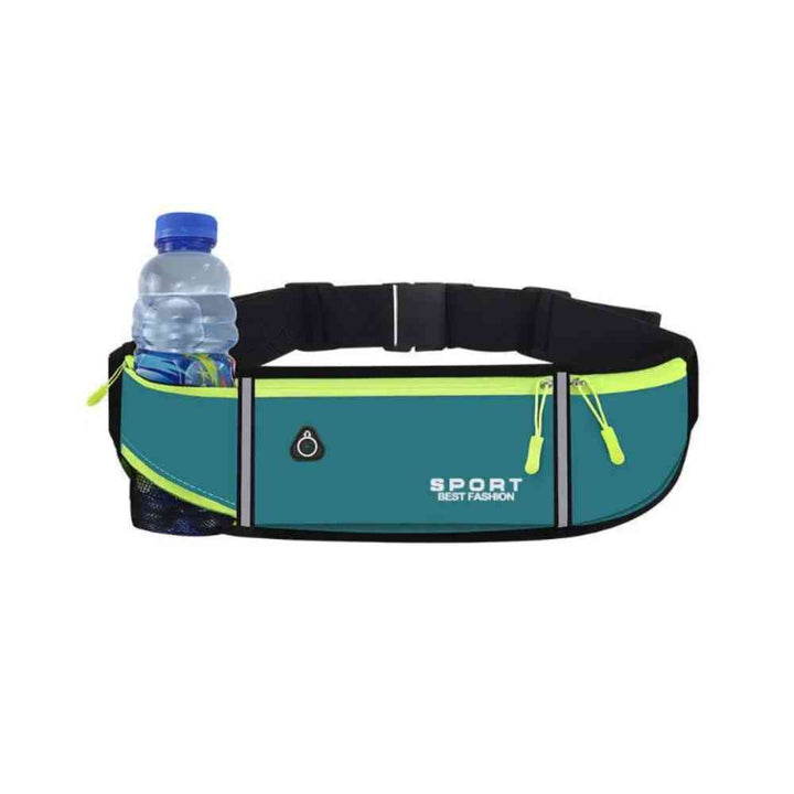 Pochete Cinto de Hidratação Multifuncional Impermeável para Corrida Azul Petróleo Urbanno, vista frontal, com garrafa de água inserida no bolso lateral de tela, destacando a capacidade de hidratação, ideal para transportar líquidos com segurança durante a prática de esportes.