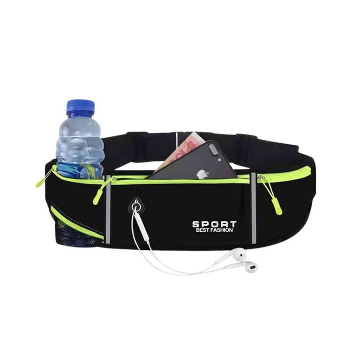 Pochete Cinto de Hidratação Multifuncional Impermeável para Corrida Preta Urbanno, com compartimentos abertos e preenchidos por um smartphone, fones de ouvido e dinheiro, e uma garrafa de água no bolso lateral, destacando a capacidade de armazenamento e a praticidade para transportar seus pertences com segurança.