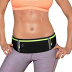 Pochete Cinto de Hidratação Multifuncional Impermeável para Corrida Preta Urbanno, em uso, mostrando o ajuste confortável na cintura de uma pessoa vestindo roupa de ginástica, destacando o design discreto e funcional para atividades físicas.