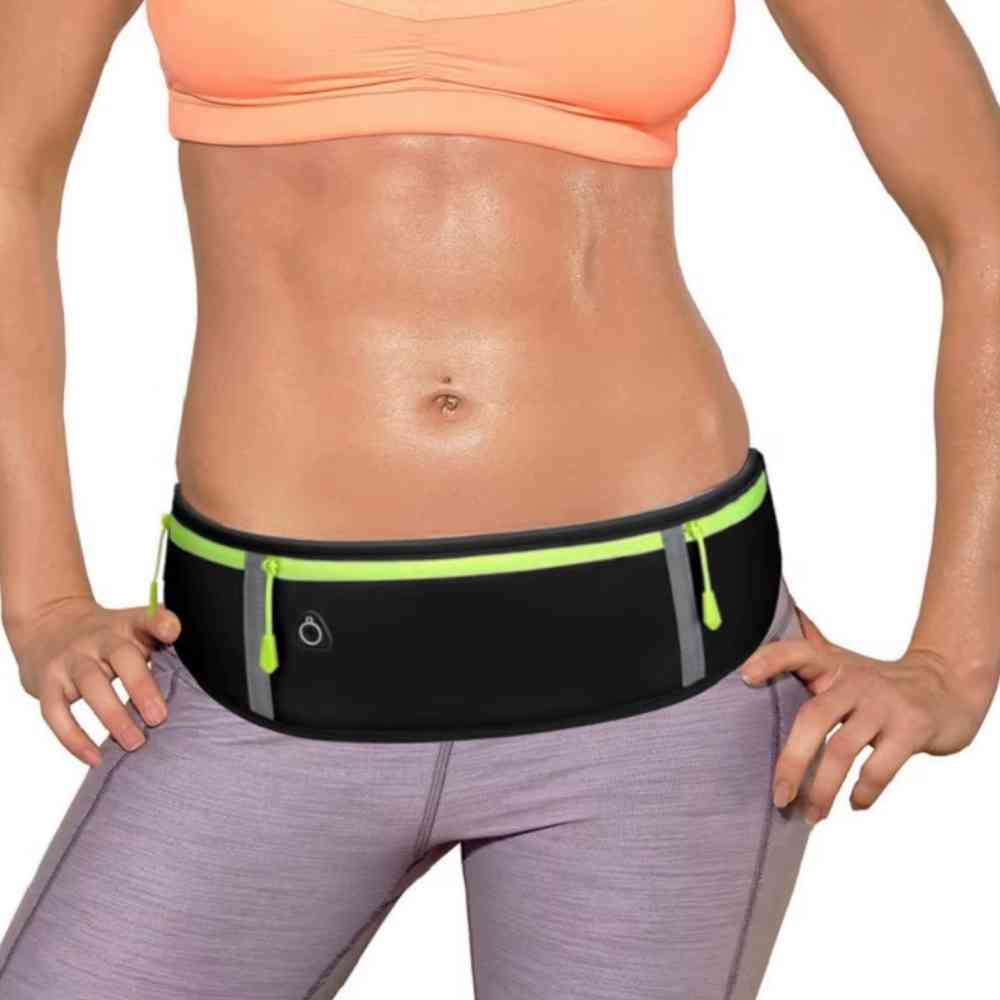 Pochete Cinto de Hidratação Multifuncional Impermeável para Corrida Preta Urbanno, em uso, mostrando o ajuste confortável na cintura de uma pessoa vestindo roupa de ginástica, destacando o design discreto e funcional para atividades físicas.