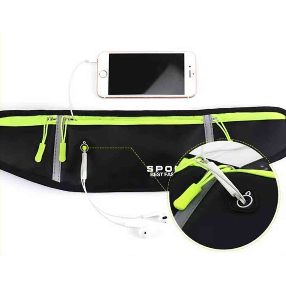 Pochete Cinto de Hidratação Multifuncional Impermeável para Corrida Preta Urbanno, com destaque para a saída de fone de ouvido. A imagem mostra um smartphone e fones de ouvido conectados, demonstrando a funcionalidade de ouvir música com o celular guardado com segurança dentro da pochete durante a atividade física.