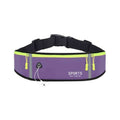 Pochete Cinto de Hidratação Multifuncional Impermeável para Corrida Roxa Urbanno, vista frontal, com fones de ouvido conectados à saída de áudio, destacando a funcionalidade de ouvir música durante a atividade física e os detalhes em amarelo neon.