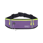 Pochete Cinto de Hidratação Multifuncional Impermeável para Corrida Roxa Urbanno, vista frontal, com fones de ouvido conectados à saída de áudio, destacando a funcionalidade de ouvir música durante a atividade física e os detalhes em amarelo neon.