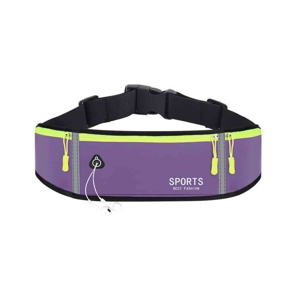 Pochete Cinto de Hidratação Multifuncional Impermeável para Corrida Roxa Urbanno, vista frontal, com fones de ouvido conectados à saída de áudio, destacando a funcionalidade de ouvir música durante a atividade física e os detalhes em amarelo neon.