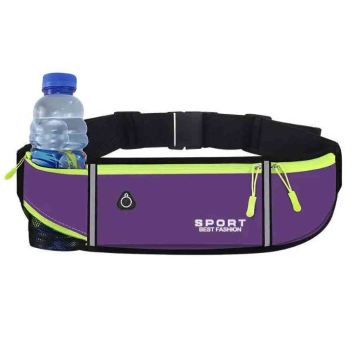 Pochete Cinto de Hidratação Multifuncional Impermeável para Corrida Roxa Urbanno, vista frontal, com garrafa de água inserida no bolso lateral de tela, destacando a capacidade de hidratação, ideal para transportar líquidos com segurança durante a prática de esportes.