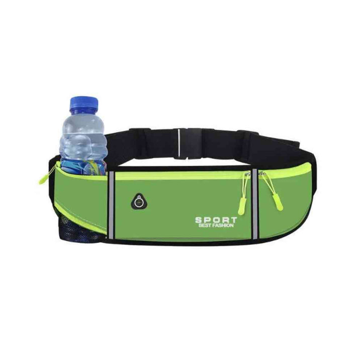 Pochete Cinto de Hidratação Multifuncional Impermeável para Corrida Verde Urbanno, vista frontal, com garrafa de água inserida no bolso lateral de tela, destacando a capacidade de hidratação, ideal para transportar líquidos com segurança durante a prática de esportes.