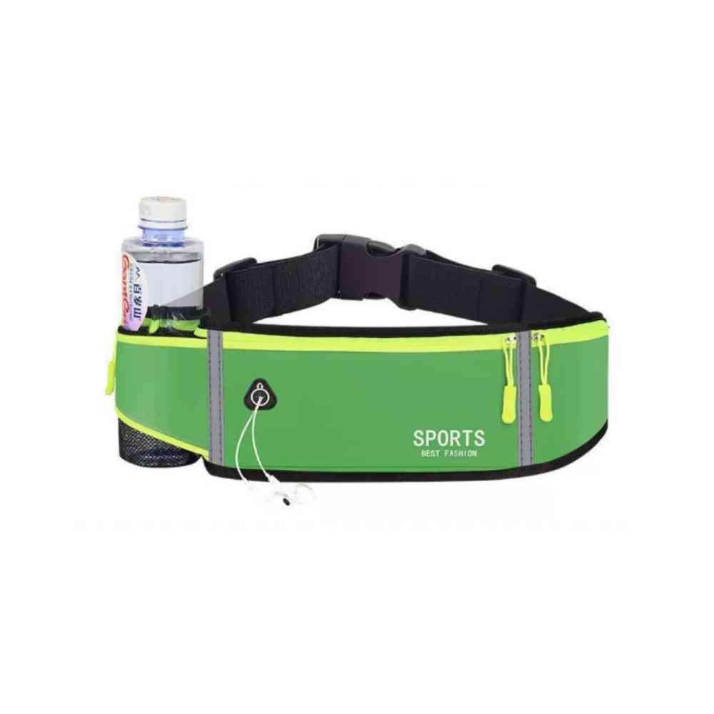 Pochete Cinto de Hidratação Multifuncional Impermeável para Corrida Verde Urbanno, vista frontal, com uma garrafa de água no bolso lateral e fones de ouvido conectados ao passador. A imagem destaca a capacidade de hidratação e a funcionalidade de ouvir música durante a atividade física.