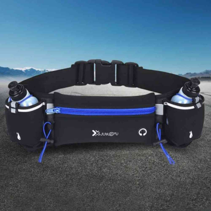 Pochete Cinto de Hidratação para Corrida e Caminhada com 2 Garrafas 175ml preto com azul Urbanno, vista frontal em um ambiente externo com montanhas ao fundo, pronta para atividades ao ar livre.