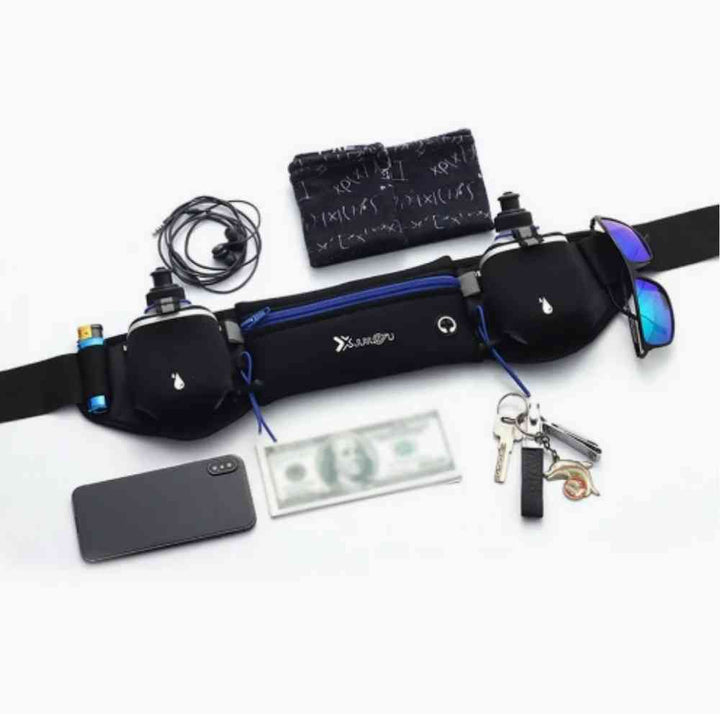 Pochete Cinto de Hidratação para Corrida e Caminhada preto e azul Urbanno, disposta com seus acessórios essenciais como celular, chaves, fone de ouvido e óculos, demonstrando a capacidade de armazenamento para atletas.