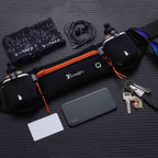 Pochete Cinto de Hidratação para Corrida e Caminhada preto e laranja Urbanno, disposta com seus acessórios essenciais como celular, chaves, fone de ouvido e óculos, demonstrando a capacidade de armazenamento para atletas.