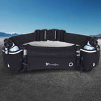 Pochete Cinto de Hidratação para Corrida e Caminhada com 2 Garrafas 175ml na cor preta Urbanno, vista frontal em um ambiente externo com montanhas ao fundo, pronta para atividades ao ar livre.