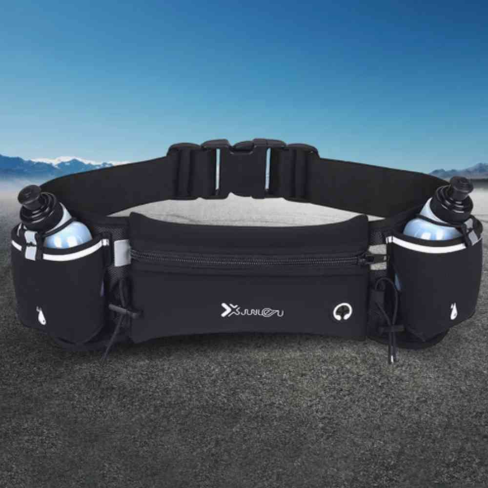 Pochete Cinto de Hidratação para Corrida e Caminhada com 2 Garrafas 175ml na cor preta Urbanno, vista frontal em um ambiente externo com montanhas ao fundo, pronta para atividades ao ar livre.
