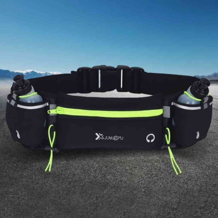 Pochete Cinto de Hidratação para Corrida e Caminhada com 2 Garrafas 175ml Verde Fluorescente Urbanno, vista frontal em um ambiente externo com montanhas ao fundo, pronta para atividades ao ar livre.