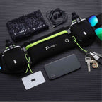 Pochete Cinto de Hidratação para Corrida e Caminhada Verde Fluorescente Urbanno, disposta com seus acessórios essenciais como celular, chaves, fone de ouvido e óculos, demonstrando a capacidade de armazenamento para atletas.