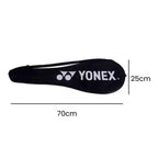Imagem da raqueteira Yonex preta com a indicação de suas medidas: 70cm de comprimento e 25cm de largura.