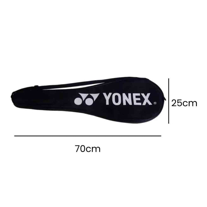 Imagem da raqueteira Yonex preta com a indicação de suas medidas: 70cm de comprimento e 25cm de largura.