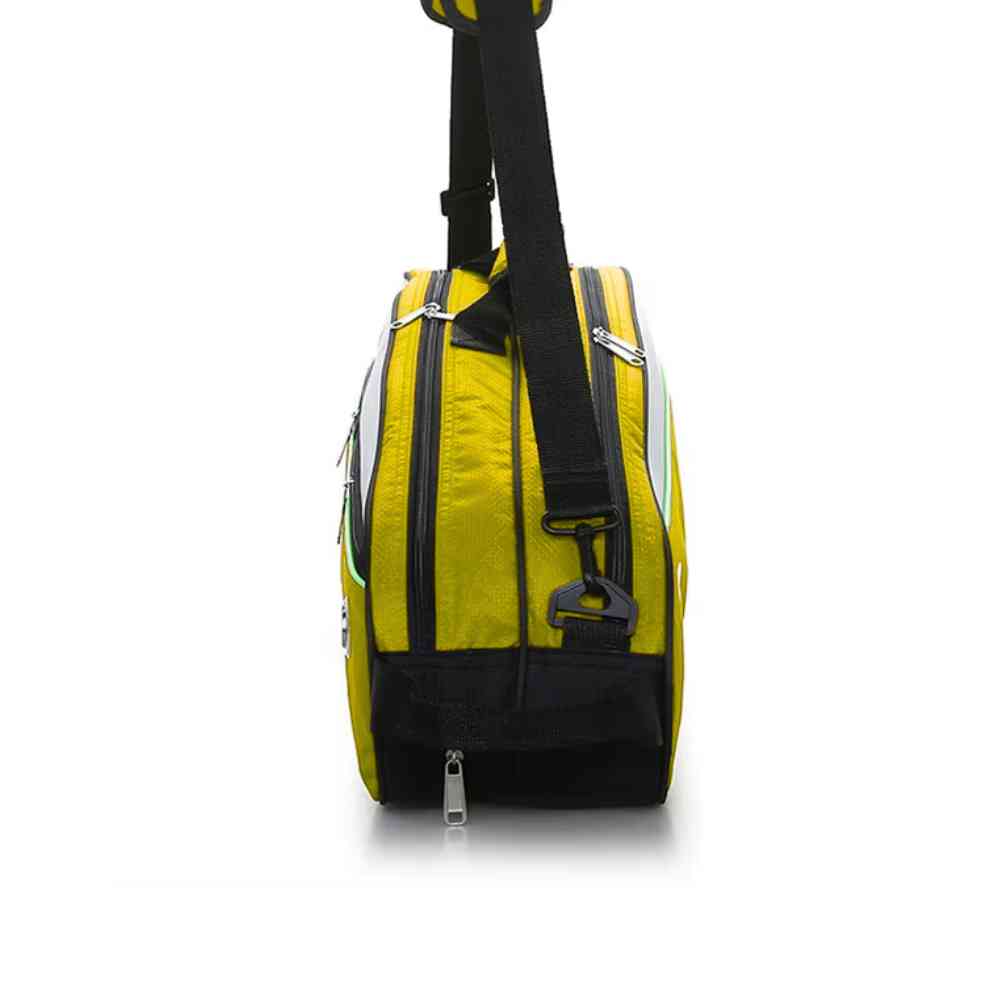 Raqueteira Yonex 3 Raquetes amarelo, vista lateral inferior mostrando o compartimento com zíper para sapatos, alça de ombro ajustável e detalhes do tecido urbanno
