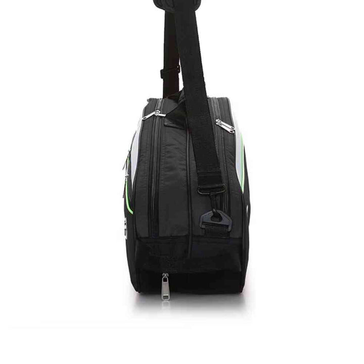 Raqueteira Yonex 3 Raquetes preto, vista lateral inferior mostrando o compartimento com zíper para sapatos, alça de ombro ajustável e detalhes do tecido urbanno