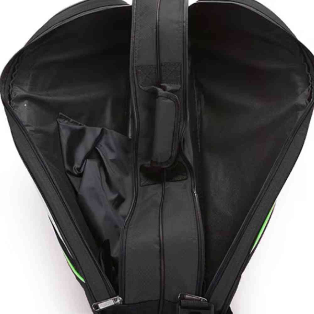 Raqueteira Yonex 3 Raquetes preta, vista interna aberta mostrando os três compartimentos principais, destacando o amplo espaço para equipamentos urbanno