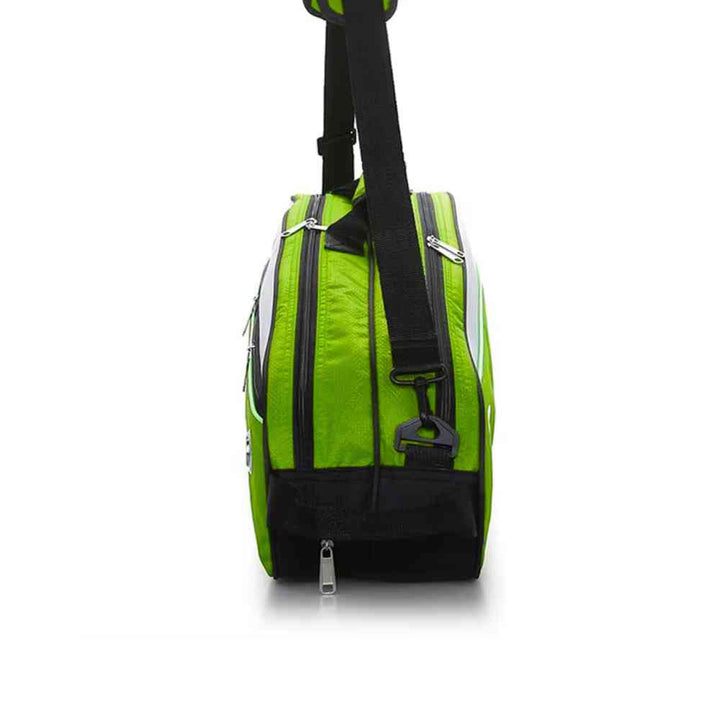 Raqueteira Yonex 3 Raquetes verde, vista lateral inferior mostrando o compartimento com zíper para sapatos, alça de ombro ajustável e detalhes do tecido urbanno