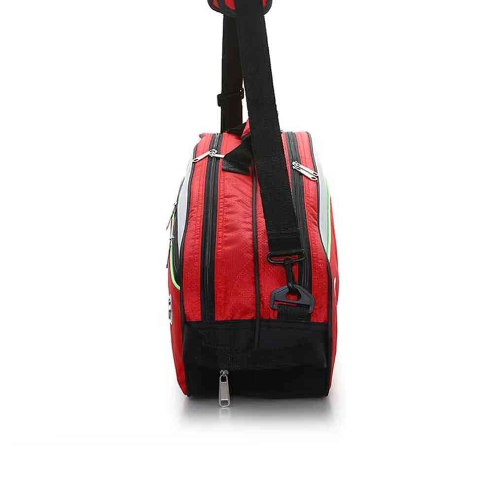 Raqueteira Yonex 3 Raquetes vermelha, vista lateral inferior mostrando o compartimento com zíper para sapatos, alça de ombro ajustável e detalhes do tecido urbanno