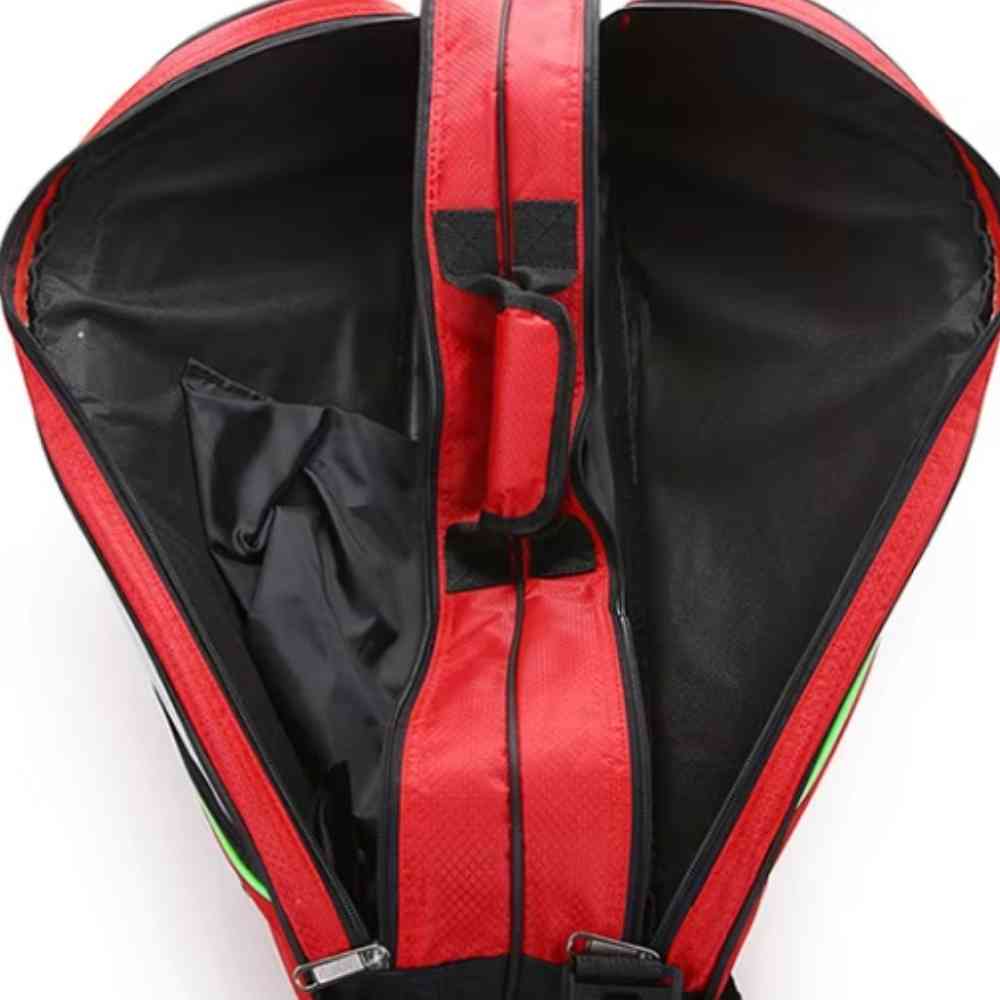 Raqueteira Yonex 3 Raquetes vermelha, vista interna aberta mostrando os três compartimentos principais, destacando o amplo espaço para equipamentos urbanno